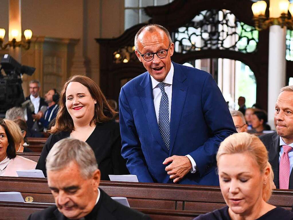 Die Feierlichkeiten zum Tag der Deutschen Einheit beginnt mit einem kumenischen Gottesdienst in der Hamburger Kirche St. Michaelis. Im Anschluss stehen Festreden in der Elbphilharmonie auf dem Programm.