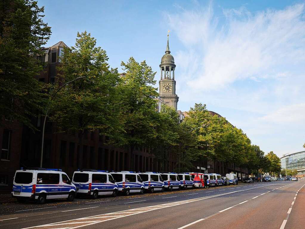 Die Feierlichkeiten zum Tag der Deutschen Einheit beginnt mit einem kumenischen Gottesdienst in der Hamburger Kirche St. Michaelis. Im Anschluss stehen Festreden in der Elbphilharmonie auf dem Programm.