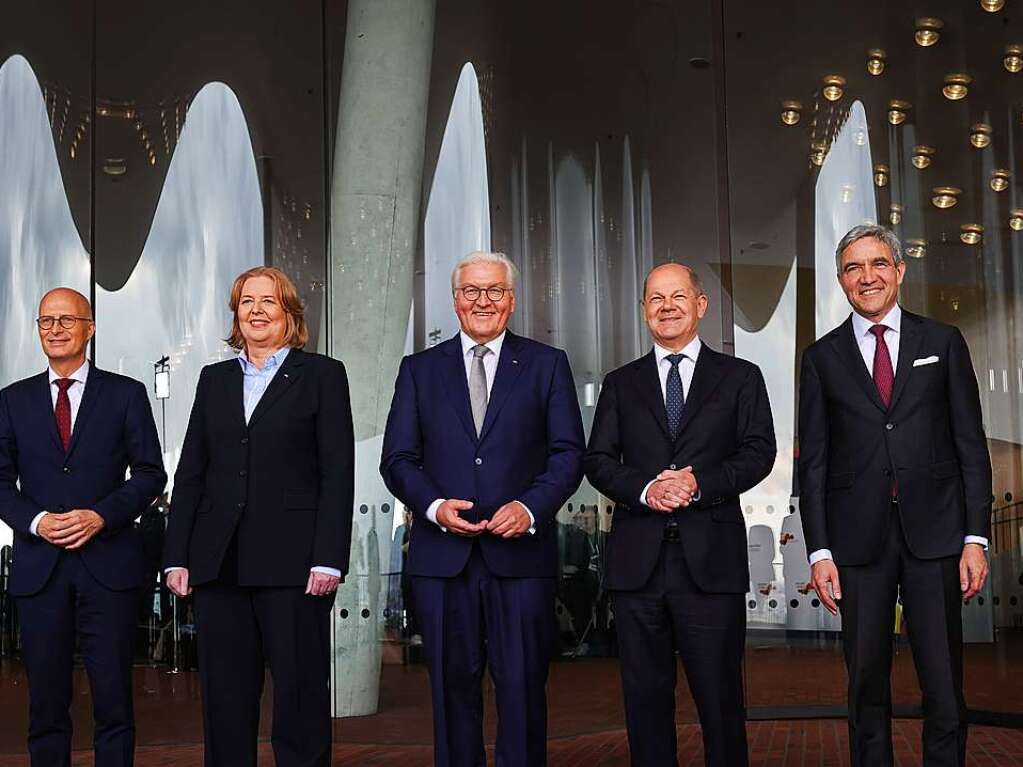 Die Feierlichkeiten zum Tag der Deutschen Einheit beginnt mit einem kumenischen Gottesdienst in der Hamburger Kirche St. Michaelis. Im Anschluss stehen Festreden in der Elbphilharmonie auf dem Programm.