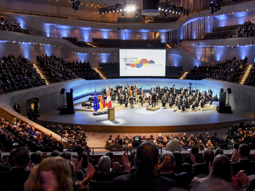 Die Feierlichkeiten zum Tag der Deutschen Einheit beginnt mit einem kumenischen Gottesdienst in der Hamburger Kirche St. Michaelis. Im Anschluss stehen Festreden in der Elbphilharmonie auf dem Programm.