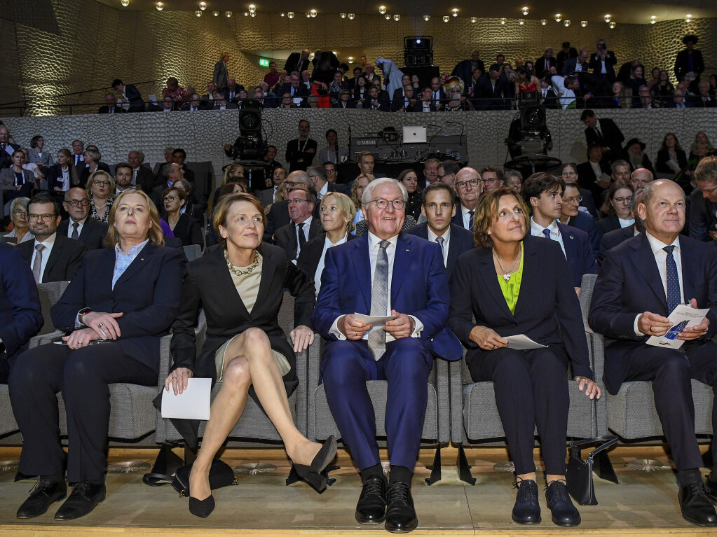 Die Feierlichkeiten zum Tag der Deutschen Einheit beginnt mit einem kumenischen Gottesdienst in der Hamburger Kirche St. Michaelis. Im Anschluss stehen Festreden in der Elbphilharmonie auf dem Programm.