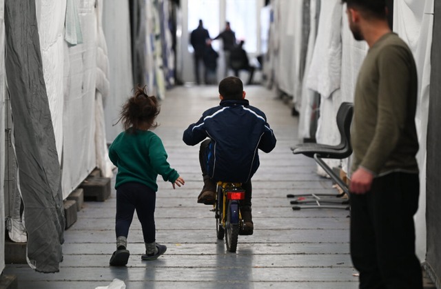 Flchtlinge sind in einem der Zelte de...ingsunterkunft unterwegs. (Symbolbild)  | Foto: Arne Dedert (dpa)