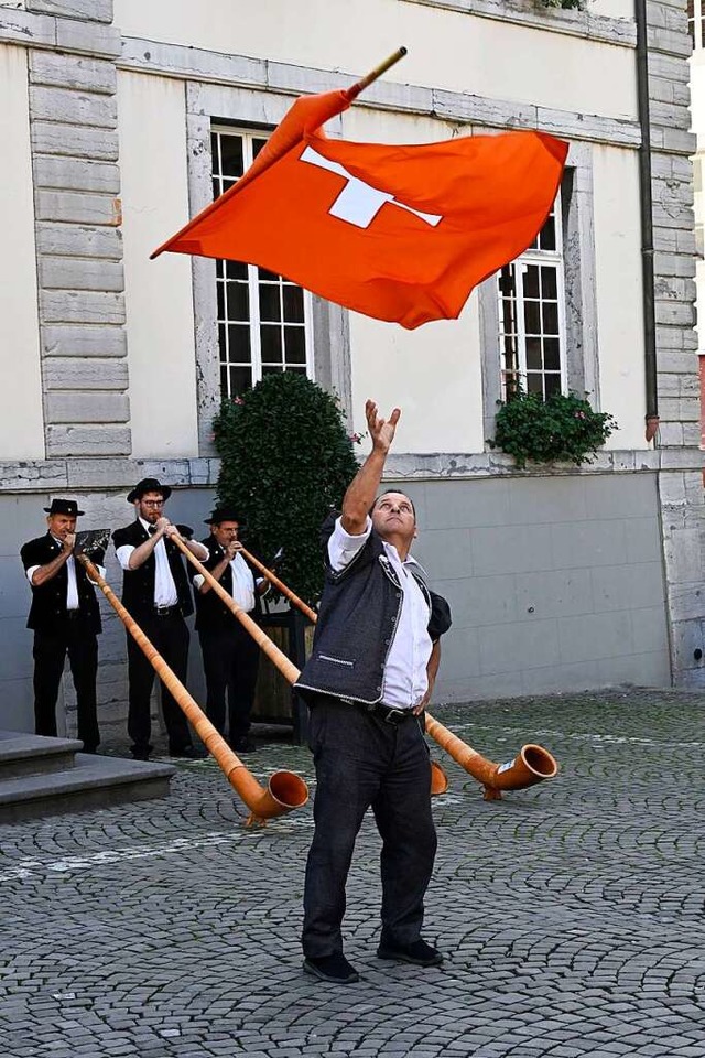 Standesgeme Begrung mit Fahnenschwinger und Alphornblser.  | Foto: Volker Mnch