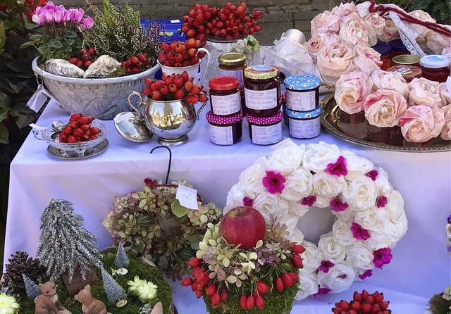 Hbsche Dekorationen und viel Selbstge...auf dem Herbstmarkt in Bad Bellingen.   | Foto: Jutta Schtz