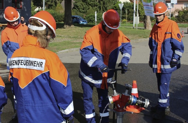 Jugendfeuerwehr-Prflinge beim Setzen ...nd des Leistungstests in Bad Sckingen  | Foto: Marianne Bader