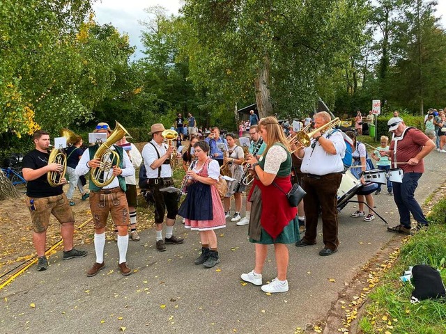 Die Formation der Kahlenbergmusiker aus Ringsheim spielte zum Fest auf.   | Foto: Bertold Obergfll