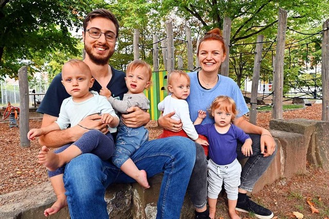 Lilly und Sergio Pax mit ihren Kindern...links) auf einem Spielplatz in Haslach  | Foto: Thomas Kunz