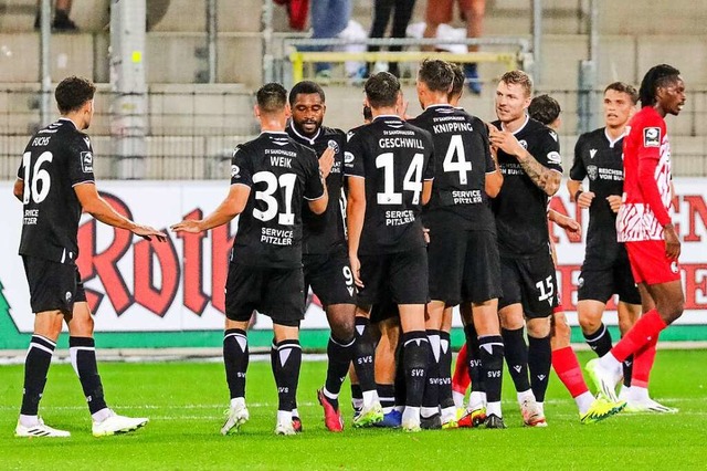 Auch die Spieler des SV Sandhausen durften in Freiburg jubeln.   | Foto: IMAGO/BEAUTIFUL SPORTS/Meurer