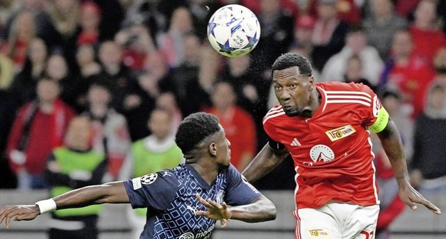 Sheraldo Becker (rechts) spielte zunc...auf, am Ende aber jubelten die Gste.   | Foto: JOHN MACDOUGALL (AFP)