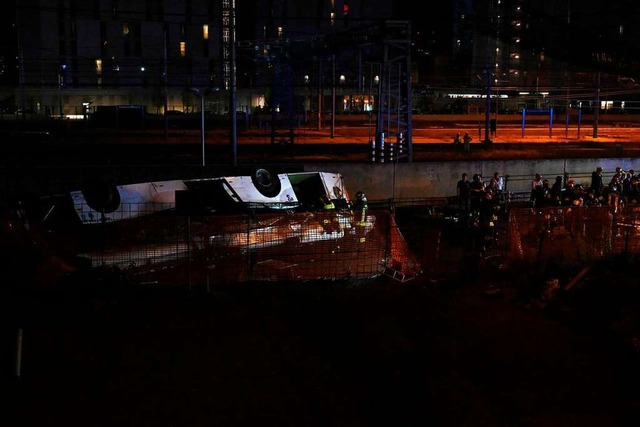 Der Bus strzte von einer berfhrung im Stadtbezirk Mestre.  | Foto: MARCO SABADIN (AFP)