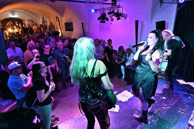 Dead End Lovers mit Sngerin Nicole B...ocken den rappelvollen Schlosskeller.   | Foto: Markus Zimmermann