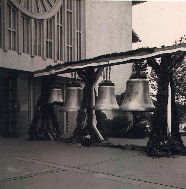 Vor der Kirche wurden die Glocken zur ... die kleinste, die Bruder-Klaus-Glocke  | Foto: Archiv Andreas Cedzich