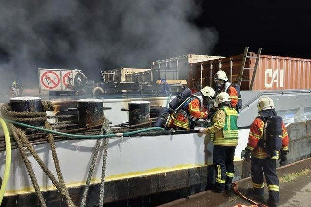 Feuerwehr löscht Brand auf Container-Schiff im Weiler Hafen