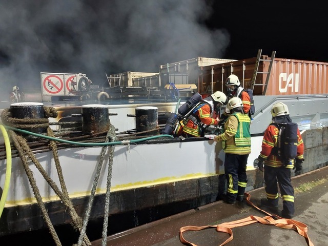 Die Weiler Feuerwehr ist in der Nacht ... auf einem Containerschiff zu lschen.  | Foto: Feuerwehr Weil am Rhein