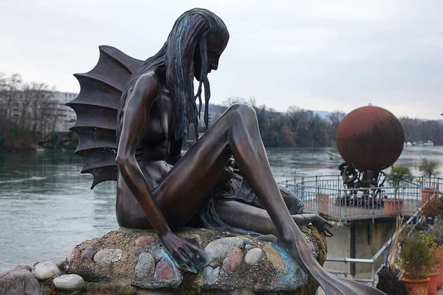 Die mystische Anna-Skulptur von Roland... auf einem Felsgemuer ber dem Rhein.  | Foto: Roswitha Frey