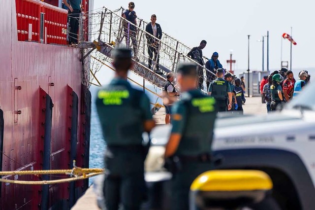 Migranten kommen in einem Boot des spa...der spanischen Insel Fuerteventura an.  | Foto: Europa Press (dpa)