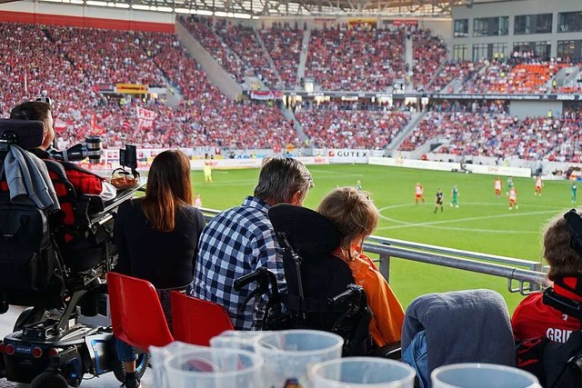 144 Pltze fr Rollstuhlfahrerinnen und -fahrer gibt es im Europa-Park-Stadion.  | Foto: Fabian Sickenberger