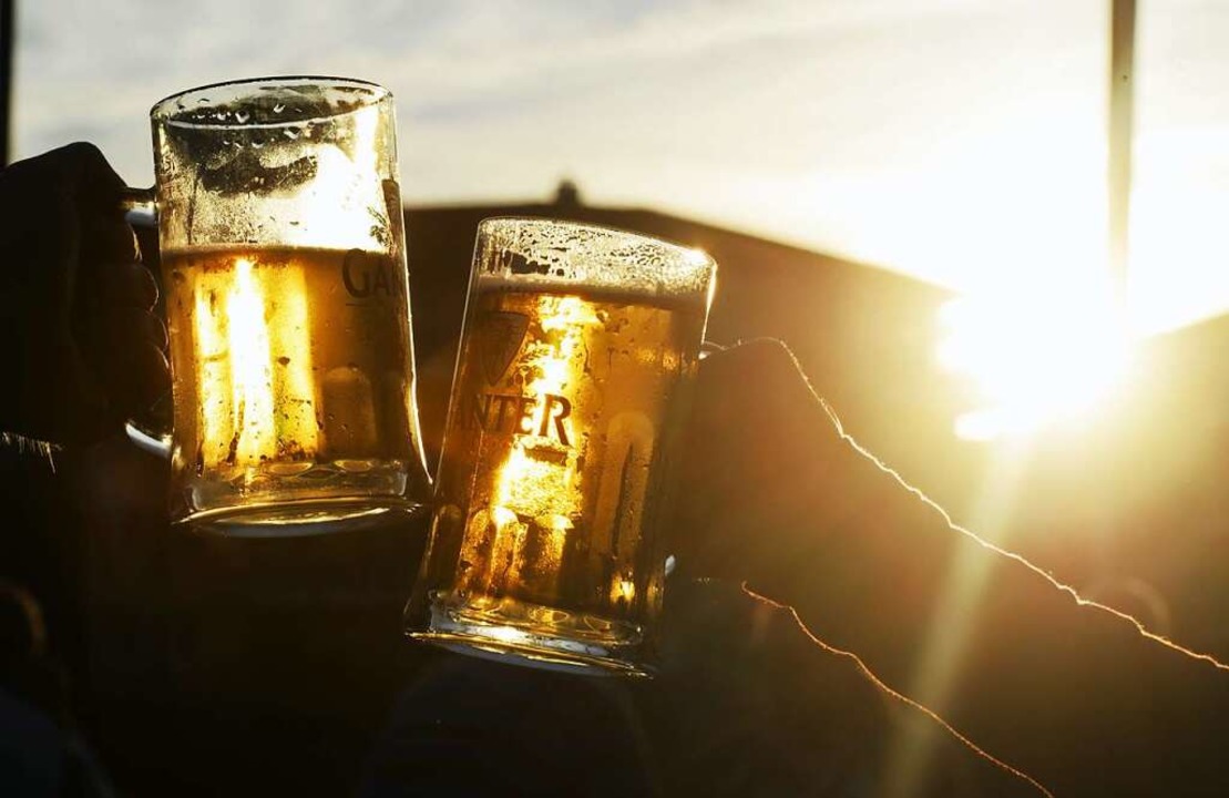 Manchen reicht ein Bier für einen Schwips, andere brauchen dafür einige mehr.  | Foto: Patrick Seeger (dpa)