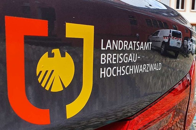 Das Symbol des Landratsamts  Breisgau-Hochschwarzwald auf einem Dienstwagen.  | Foto: Sebastian Wolfrum