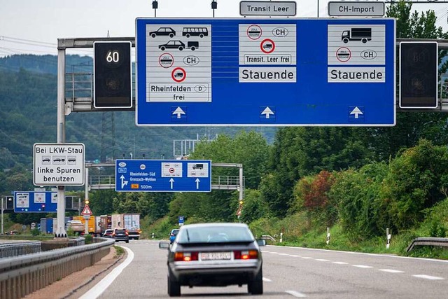 An den Schilderbrcken vor den Zollanl...kann die neue Verkehrsfhrung starten.  | Foto: Jonas Hirt