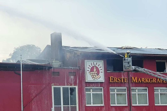 Nachlscharbeiten am Morgen nach dem Grobrand Mitte September in Schliengen  | Foto: Hannes Selz