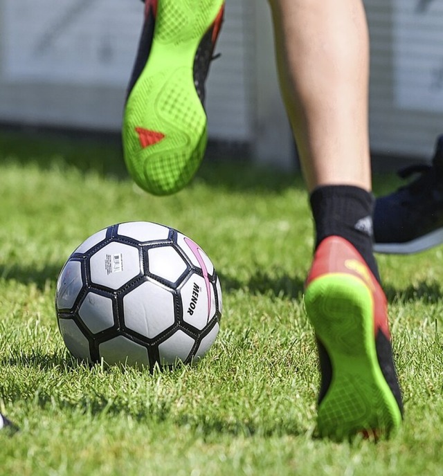 Ein Kind spielt Fuball.  | Foto: Uwe Anspach