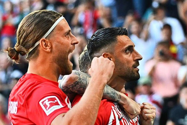 Mit breiter Brust gegen West Ham: Lucas Hler (links) und Vincenzo Grifo.  | Foto: Achim Keller