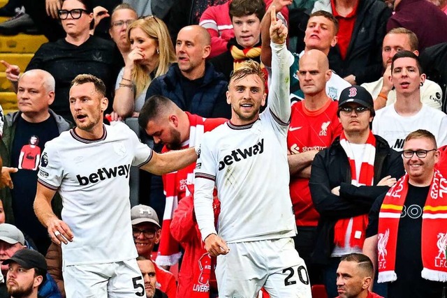 Jarred Bowen (rechts) ist in dieser Sa...ester Torschtze von West Ham United.   | Foto: PAUL ELLIS (AFP)