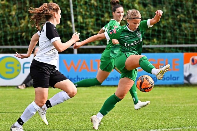 Jana Kiefer treibt im Oberliga-Derby f...eiburg-St. Georgen den Ball nach vorn.  | Foto: Achim Keller