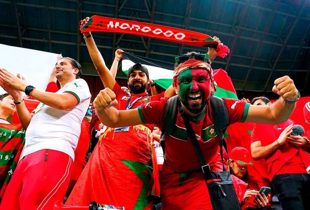 Marokko-Fans jubeln whrend der Fubal...nnschaft im eigenen Land sehen knnen.  | Foto: Martin Rickett (dpa)