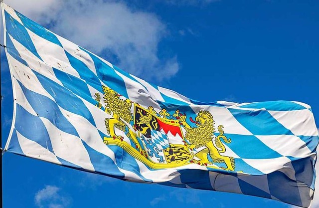 Staatsflagge des Bundeslandes Bayern mit Bayerischem Staatswappen.  | Foto: Robert Schmiegelt via www.imago-