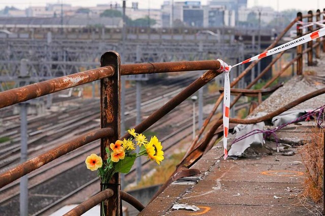 Plastikblumen schmcken die Absturzste...Schnellstrae von Mestre nach Maghera.  | Foto: Antonio Calanni (dpa)