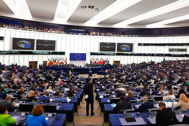 Nun muss das EU-Parlament in Straburg der Asylreform zustimmen.  | Foto: Jean-Francois Badias (dpa)