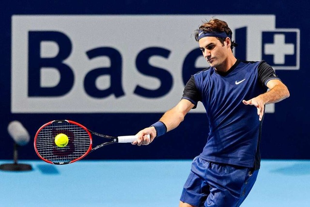 Der Basler Weltstar Roger Federer, der...asel-Schriftzug bei den Swiss Indoors.  | Foto: FABRICE COFFRINI