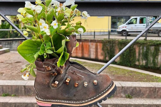 Ungewhnliches Blumengef: In Denzlin...en aus Stiefeln und Ruckscken heraus.  | Foto: Melanie Lackner