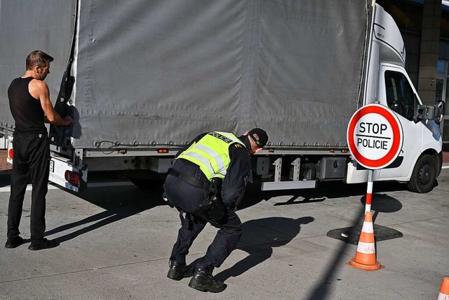 Ein Polizist kontrolliert am tschechis...bergang Beclav-Kty einen Lastwagen.  | Foto: lek Vclav (dpa)