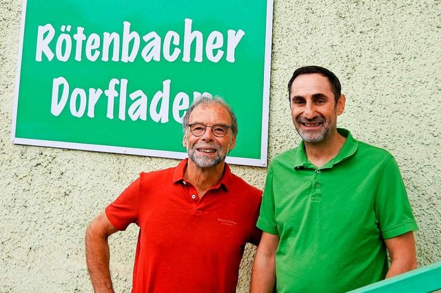 Geschftsfhrer Helmut Bchele (links)...ten Holzmann des Dorfladens Rtenbach.  | Foto: Eva Korinth
