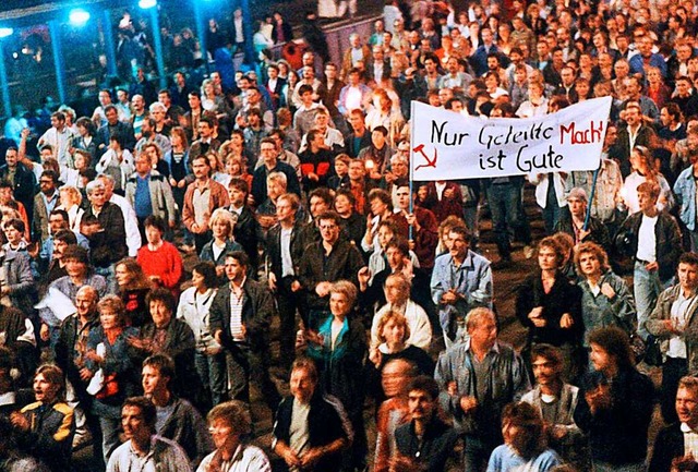 Eine der Montagsdemonstrationen in Lei...edlichen Revolution in der DDR fhrten  | Foto: dpa