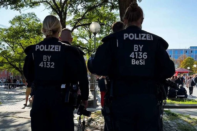 Polizei sichert eine Wahlkampfkundgebu...Ingolstadt sowie Gegendemonstrationen.  | Foto: News5 (dpa)