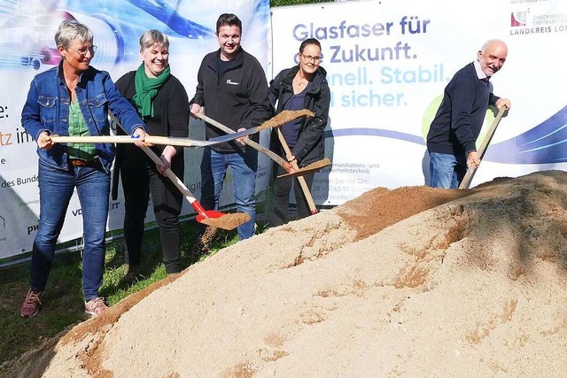 Beim Spatenstich in Hauingen: von link...eide Zweckverband Breitbandversorgung)  | Foto: Sabine Ehrentreich