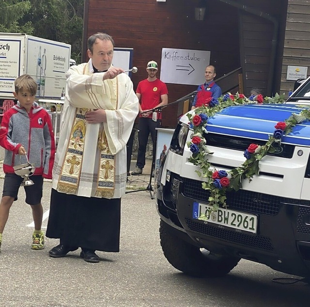 Helmut Lffler segnet den neuen Bergwacht-Wagen.   | Foto: Andreas Steiger