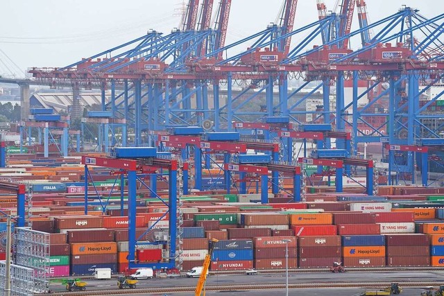 Container sind ein wichtiges Hilfsmittel fr den Export.   | Foto: Marcus Brandt (dpa)