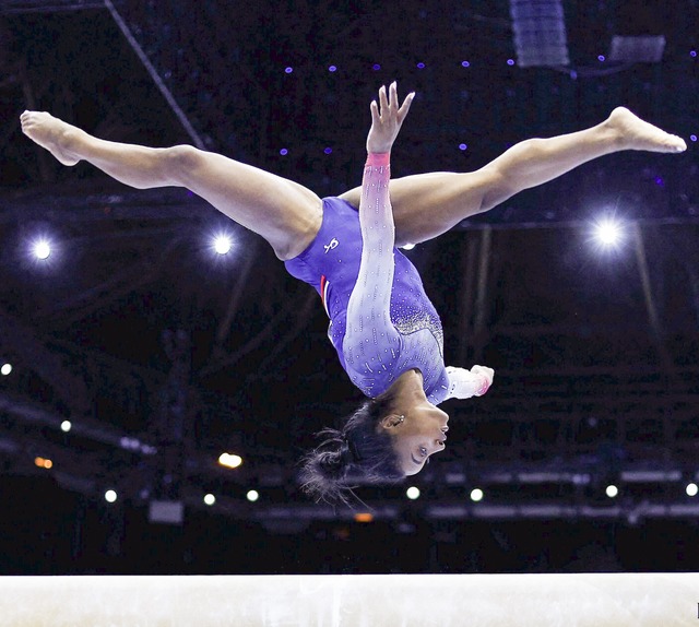 Kopfber am Schwebebalken: Simone Bile... WM in Belgien einmal mehr berragend.  | Foto: KENZO TRIBOUILLARD (AFP)