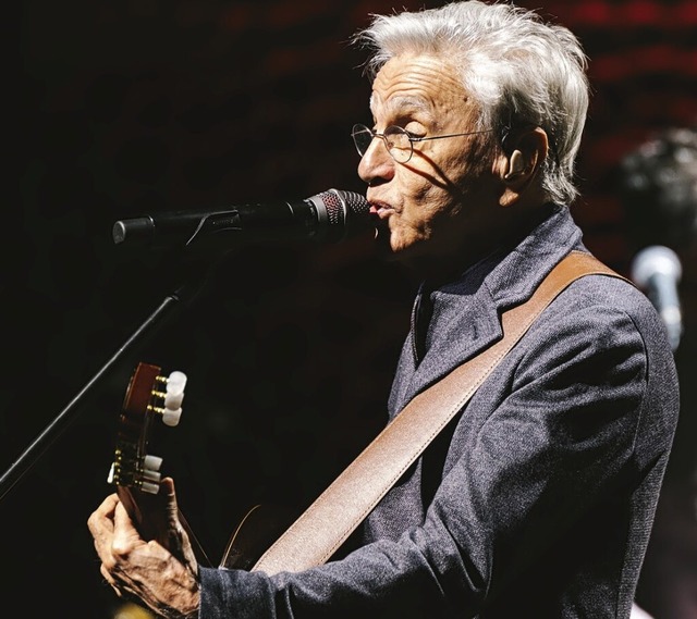 Caetano Veloso beim Auftritt in der Elbphilharmonie Hamburg.  | Foto: Daniel Dittus