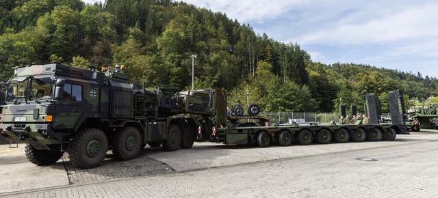 Mit solchen Zugmaschinen und Anhngern wird der Leo-2-Panzer transportiert.  | Foto: Philipp von Ditfurth (dpa)