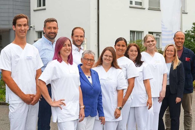 Verantwortliche und Pflegebotschafter ...nnen Helena Schulte und Cosima Fakler.  | Foto: Ortenau Klinikum