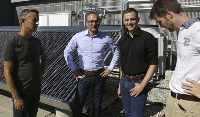 Marcel Herzog (2. v. r.) lsst sich vo...olarthermieanlage auf dem RIZ Energie.  | Foto: Hochschule Offenburg