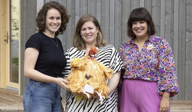 Das Schulmaskottchen Space Huhn hat Ce...rea Av und Kathrin Jentsch bergeben.  | Foto: Lucia Hofmaier