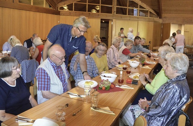 Der Martin-Luther-Saal ist voll gefll...s Team um Pfarrer Breisacher bedient.   | Foto: Gabriele Hennicke