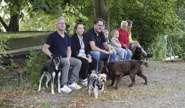 Die Tiere und ihre Besitzer hatten sich vor der Kapelle versammelt.   | Foto: Silvia Schillinger-Teschner